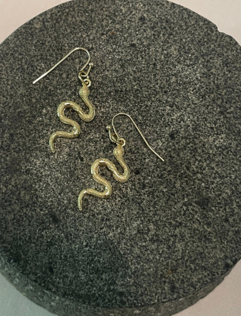 Shiny gold snake earrings, detail view